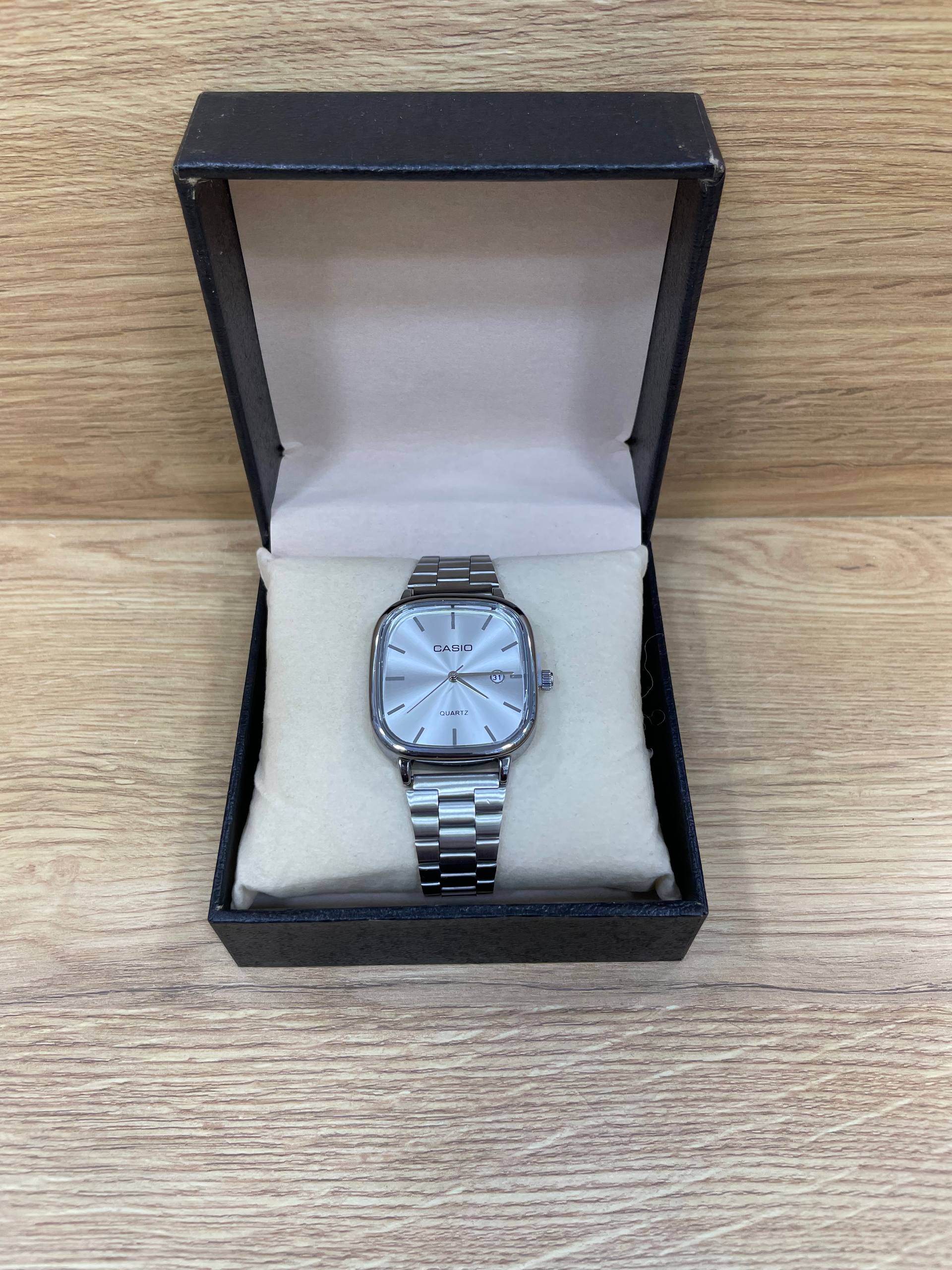 CASIO OVAL BOITE SIMPLE